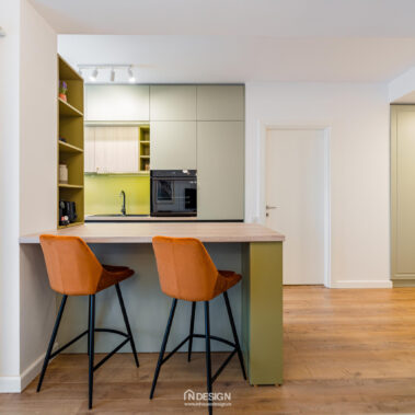 insula bucătărie cu scaune bar amenajare apartament modern Embassy Residence București
