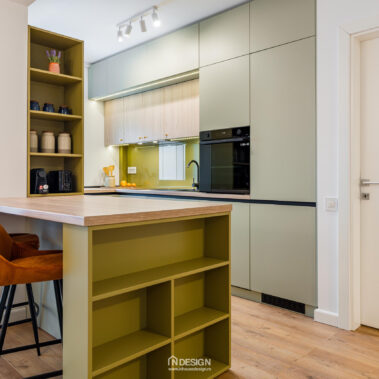 insula bucătărie cu scaune bar amenajare apartament modern Embassy Residence București