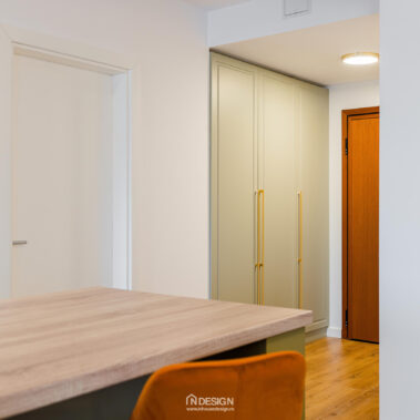 mobilier living custom verde olive cu accente aurii design interior apartament modern București