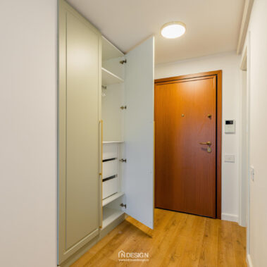 mobilier hol custom verde olive cu accente aurii design interior apartament modern București