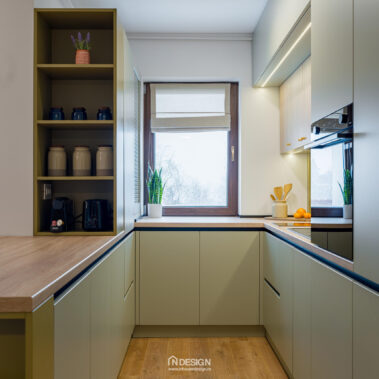 bucătărie modernă cu electrocasnice încorporate și iluminare LED design interior contemporan