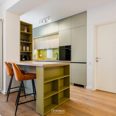 bucătărie modernă cu electrocasnice încorporate și iluminare LED design interior contemporan