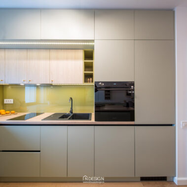 bucătărie modernă cu electrocasnice încorporate și iluminare LED design interior contemporan
