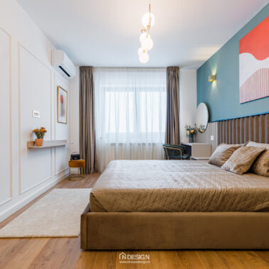 amenajare dormitor modern cu perete accent verde petrol și mobilier custom