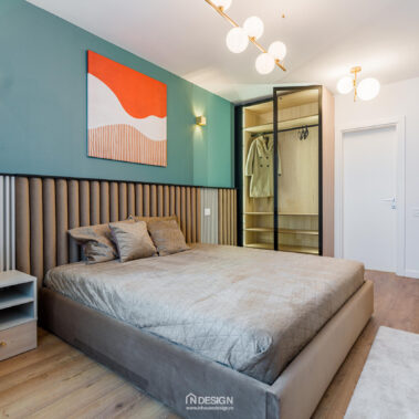 amenajare dormitor modern cu perete accent verde petrol și mobilier custom