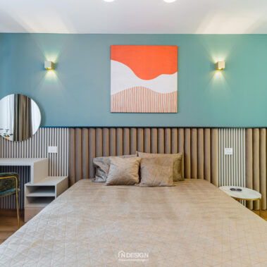 pat matrimonial tapițat și perete decorativ amenajare dormitor contemporan București