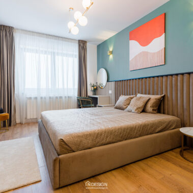 pat matrimonial tapițat și perete decorativ amenajare dormitor contemporan București