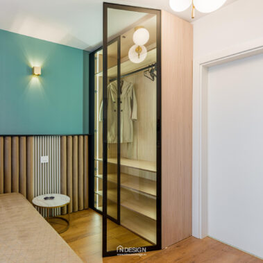 dressing modern cu vitrină iluminată design interior apartament Embassy Residence