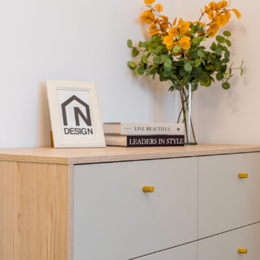 detaliu mobilier dormitor comoda custom și blat lemn design interior apartament modern