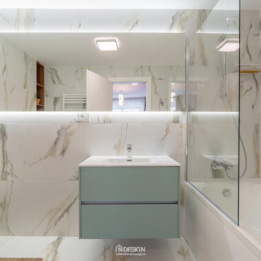 baie modernă cu finisaje marmură și mobilier suspendat design interior contemporan
