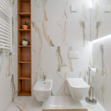 baie modernă cu finisaje marmură și mobilier suspendat design interior contemporan