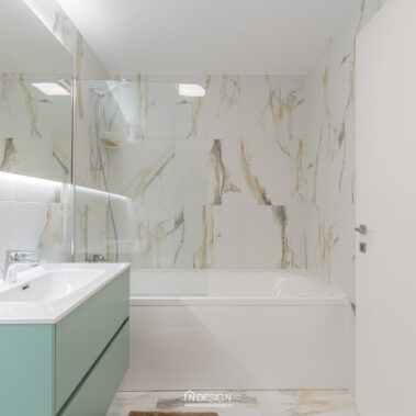 baie modernă cu finisaje marmură și mobilier suspendat design interior contemporan