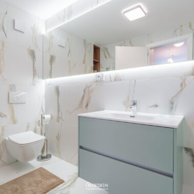 amenajare baie apartament modern Embassy Residence mobilier custom și oglindă iluminată