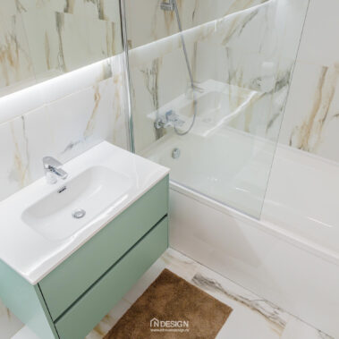 detaliu baie cu placări ceramice aspect marmură design interior apartament București