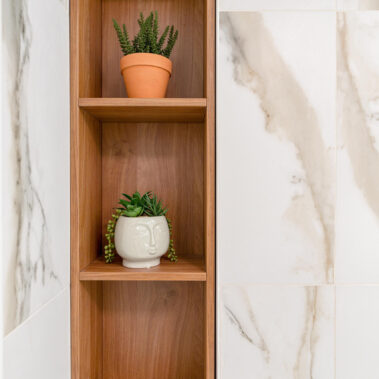 detaliu baie cu placări ceramice aspect marmură design interior apartament București