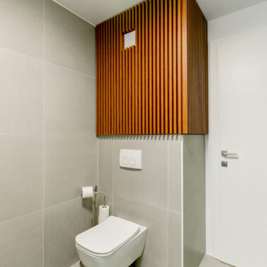 detaliu baie cu placări riflaj lemn + ceramica aspect beton gri design interior apartament București