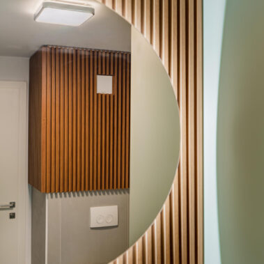 detaliu baie cu placări riflaj lemn + ceramica aspect beton gri design interior apartament București