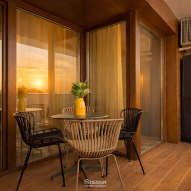 amenajare balcon cu mobilier exterior și vedere apus design interior apartament modern