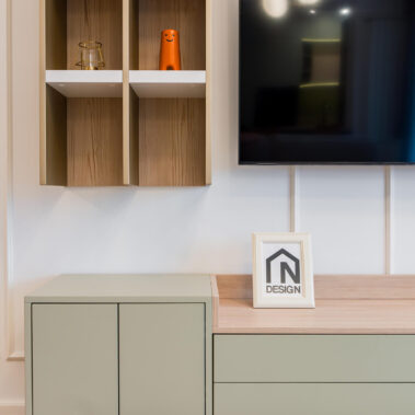 mobilier living custom verde olive cu accente aurii design interior apartament modern București