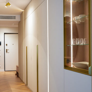 design interior hol apartament mic cu depozitare integrată și finisaje calde