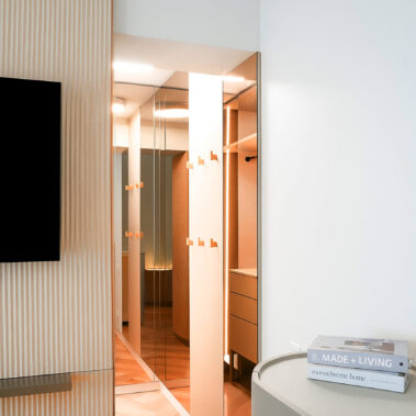 dressing apartament cu mobilier custom și iluminare ambientală