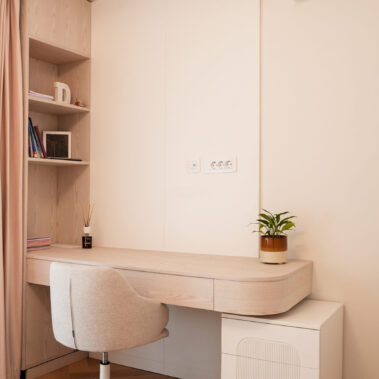 design interior cameră adolescent cu birou și mobilier custom