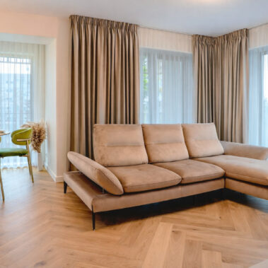 design interior apartament modern cu continuitate vizuală între living și dining