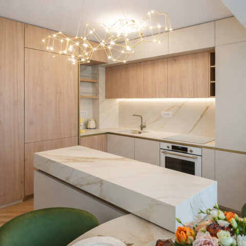 design interior bucătărie apartament cu mobilier custom și depozitare integrată