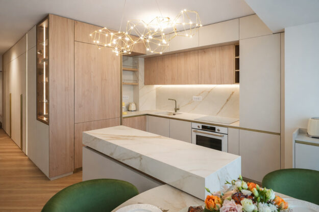 design interior bucătărie apartament cu mobilier custom și depozitare integrată