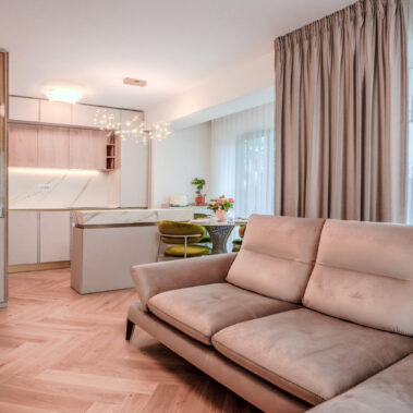 design interior apartament modern cu continuitate vizuală între living și dining