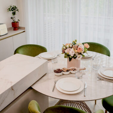 design interior living și dining cu masă rotundă și scaune verzi