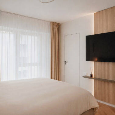 amenajare dormitor apartament rezidențial cu atmosferă calmă și aerisită