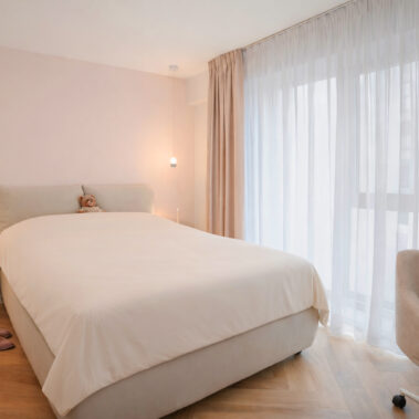 design interior dormitor adolescent cu soluții de depozitare discrete și materiale naturale