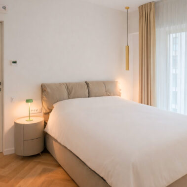 design interior dormitor matrimonial cu mobilier la comandă și cromatică neutră