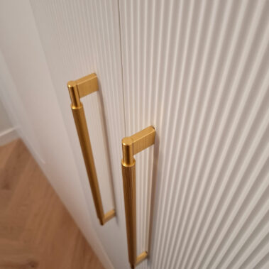 detaliu maner auriu mobilier dressing cu finisaj texturat