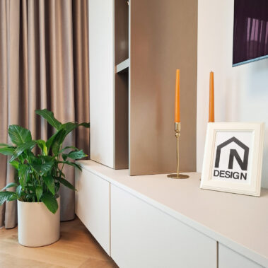 zonă de zi open space cu bucătărie integrată și mobilier la comandă